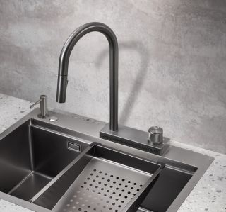 Смеситель для кухни Milacio Ultra MCU.556.GM с вытяжной лейкой и каскадным душем воронёная сталь